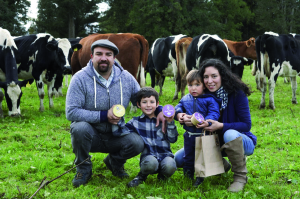 Utilizando de base leche fresca, producida en una  lechería familiar, a 18 km de Osorno, y que se basa principalmente en el pastoreo, Natalie Urrutia Cruz y su marido, Felipe Pino San Martín junto a sus hijos, son los responsables de elaborar y asegurar una nueva experiencia de sabor y textura con su queso crema, ghee y la mantequilla cultivada Thank Mu.